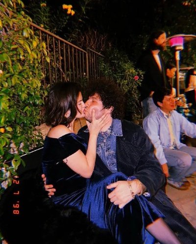 昆汀赛琳娜甜蜜互动：未婚夫亲脚照曝光！