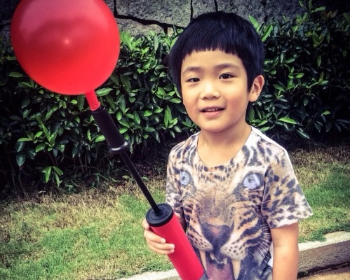 星二代甜蜜告白：曹格儿子晒照纪念恋爱三个月