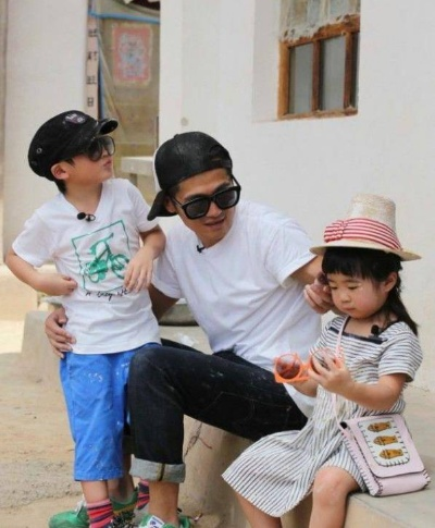 星二代甜蜜告白：曹格儿子晒照纪念恋爱三个月