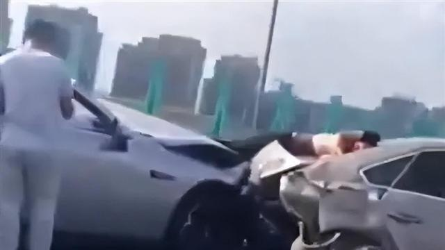 辅助驾驶失控！追尾事故全程无刹车惊魂瞬间