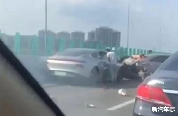 辅助驾驶失控！追尾事故全程无刹车惊魂瞬间