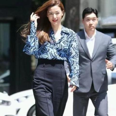 全智贤短发亮相新剧盛典，马甲线抢镜！