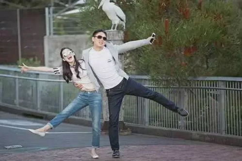 章泽天32岁网球风采，刘强东情侣鞋甜蜜亮相