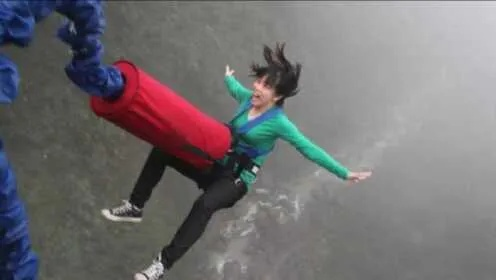 死神来了！女子蹦极自拍意外坠亡，揭秘极限运动惊魂瞬间