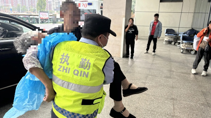 外卖小哥突发碱中毒，交警塑料袋救命！