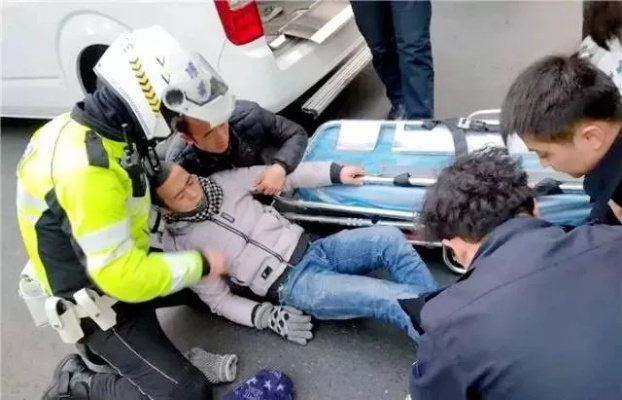 外卖小哥突发碱中毒，交警塑料袋救命！