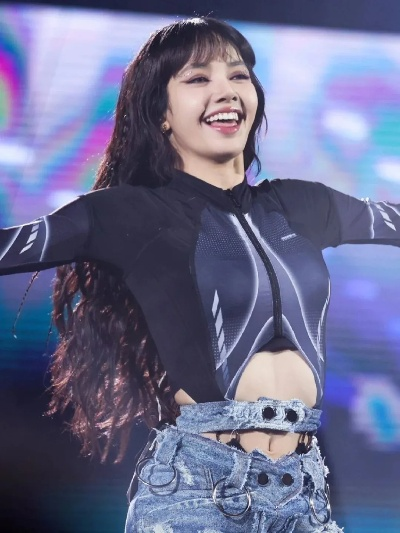 Lisa演唱会拒收粉丝Labubu表情，揭秘明星真实态度！