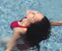 《湿身动态图》揭秘：三位姐姐的独家魅力瞬间！