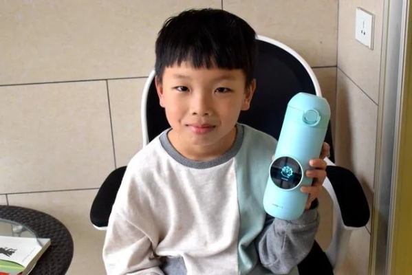 儿童指纹水杯体验不佳：宝宝屡次解锁失败，亲妈头疼不已