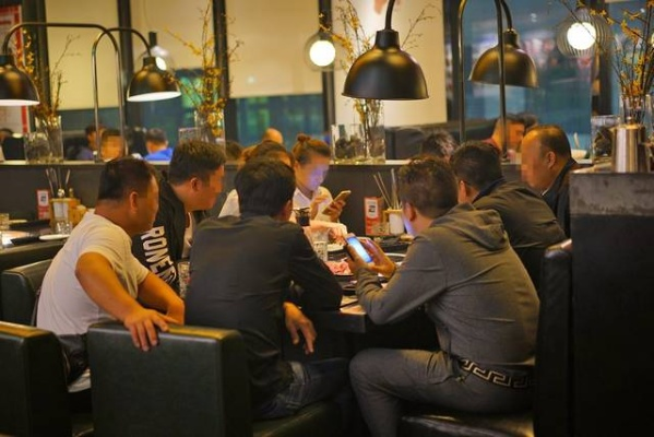 停电奇遇！烤肉店老板豪气免单56桌，价值超18K惊喜大放送！