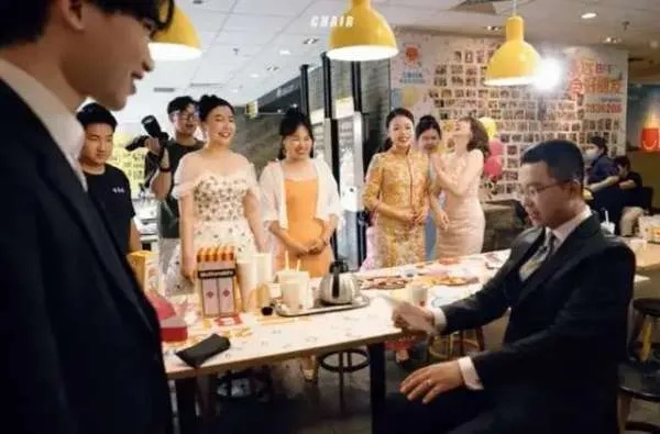 重温初见之地，麦当劳婚礼人均80元，浪漫回忆价享非凡体验