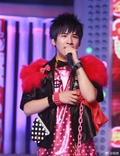 大张伟演唱会惊现致命激光！医者提醒：手机成隐患，护眼刻不容缓