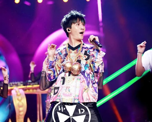 大张伟演唱会惊现致命激光！医者提醒：手机成隐患，护眼刻不容缓