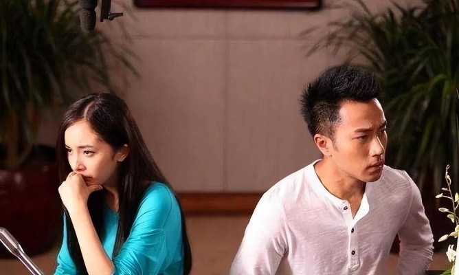 杨幂经典台词“多抽象”引热议，揭秘何晟铭跪下背后的故事！