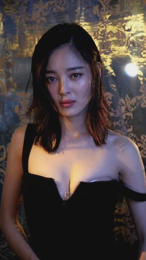 辛芷蕾威尼斯游船写真曝光：慵懒厚唇演绎独特风情，美艳指数飙升