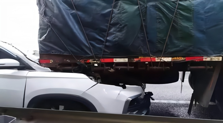 辅助失控惊魂！半挂追尾瞬间，司机惊呼：我以为能及时刹车