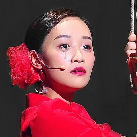 辛芷蕾杂志封面爆火！身材绝美解析，揭秘明星健身秘籍