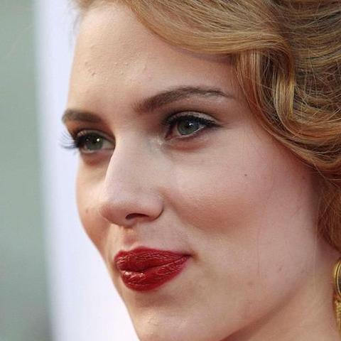 斯嘉丽·约翰逊写真曝光，西装造型演绎成熟魅力