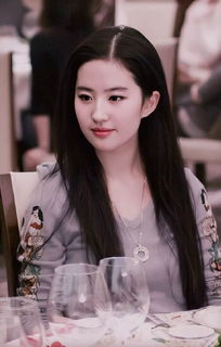 刘亦菲素颜聚餐照曝光，肌肤紧致获赞邻家女神！