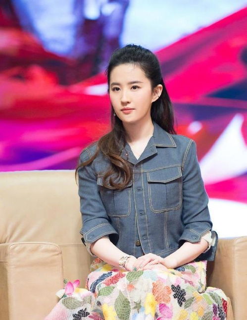 刘亦菲素颜聚餐照曝光，肌肤紧致获赞邻家女神！