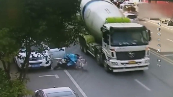 头盔护身仍难逃悲剧：美女骑手超车遇货车惨剧揭秘