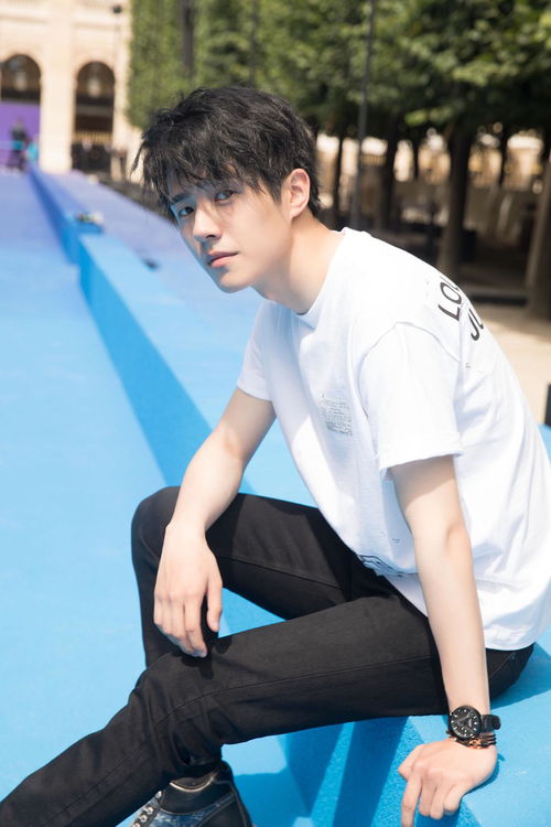 艾米莉·布朗特《粉碎机》造型引热议，时尚品味大揭秘！