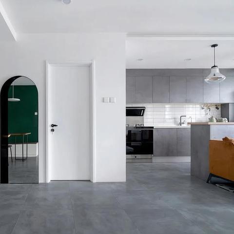 高铁座位惊见奇招！女子脱鞋举脚拉伸，官方揭秘背后真相