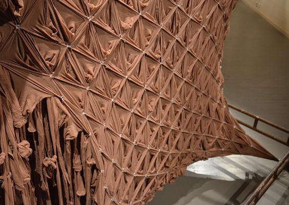 COS达人低成本演绎《丝之歌》保暖裤窗帘艺术，创意保暖新风尚