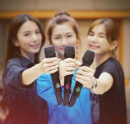 SHE出道24周年Ella俏皮比心 "24"手势萌翻玩家