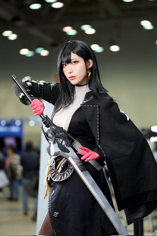 绝美Cos《妮姬》惊艳亮相！韩风女神身材爆表，青春魅力无限