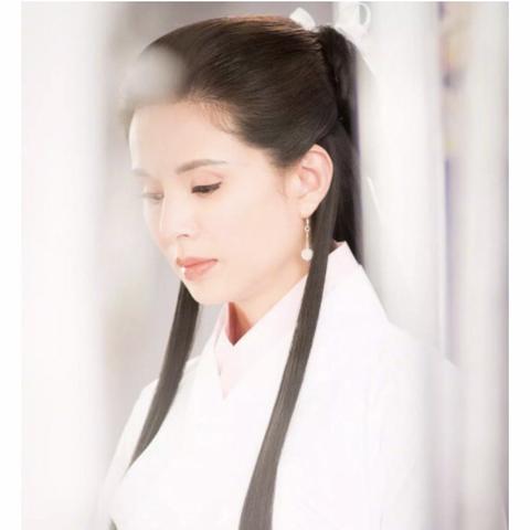 李若彤长沙夜市漫步，小龙女风采依旧引关注