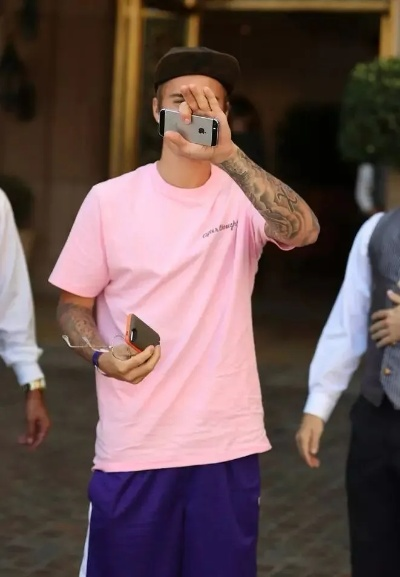 贾斯汀比伯奇装骑行秀，内裤造型引爆网友热议潮流