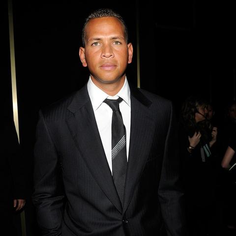 56岁洛佩兹街拍惊艳，前夫儿子同行购物秀辣妈风采