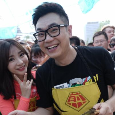 网红无语哥天津摊煎饼秀爱心，游戏玩家必看美食奇遇记