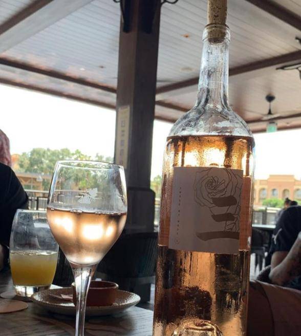 《笑对风波》詹一美酒吧遭袭，玩家热议：一笑置之彰显大度