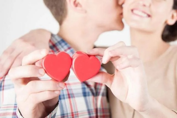 女老板300万逼婚男下属，离婚后反悔追讨，剧情反转引热议