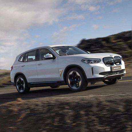 iX3首发！宝马经典蓝白车标升级，细节简化引领潮流