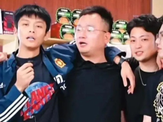 三羊哥复播人气爆棚，10万观众齐聚见证奇迹！