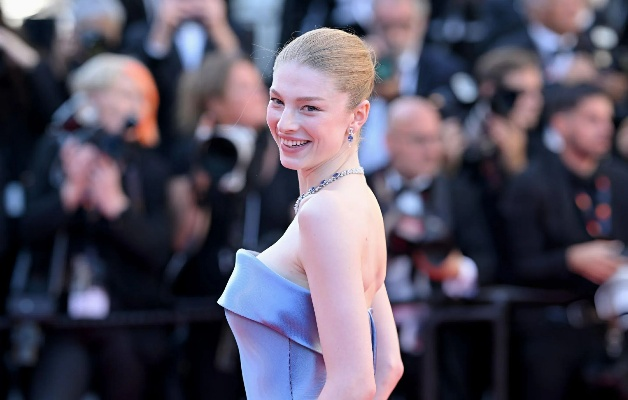 艾美奖红毯焦点：跨性别女星亨特·莎弗惊艳亮相，红裙秀性感魅力