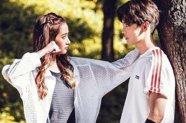 鹿晗关晓彤分手热议！揭秘：明星情侣穿搭秘籍，基础造型大揭秘