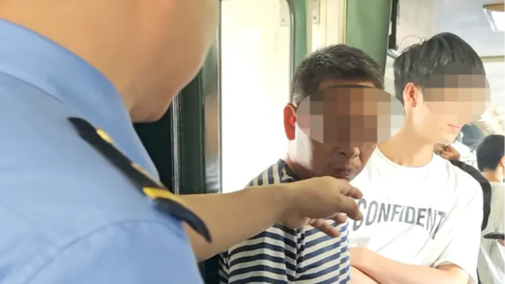 高铁禁烟严令！男子违规吸烟被带走，12306官方回应揭秘