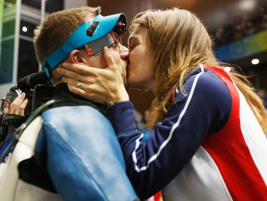 瑞典飞人破纪录瞬间！模特未婚妻激情拥吻，见证爱情巅峰时刻