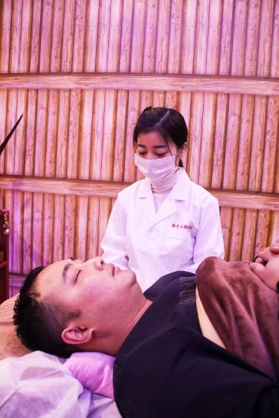 《赛博朋克2》续作探秘川渝风情，总监亲尝足疗采耳新体验！