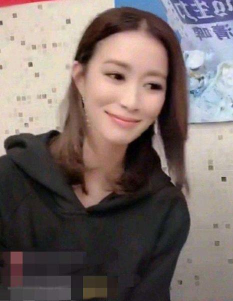 网红撞脸刘亦菲直播揭秘：实习低薪背后的真实原因曝光！