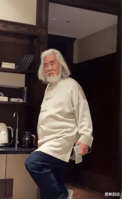 74岁张纪中父女同框萌态十足，网友调侃似爷孙，亲子互动引热议