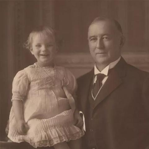 詹姆斯自爆真实家产：银行卡仅几千，豪表竟是赠品！揭秘！