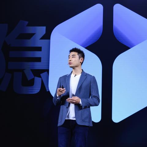 iOS 26液态玻璃设计引争议：美观与实用性的完美平衡挑战