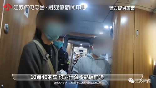 高铁卧铺隐私保护新招：乘客打伞遮雨，官方回应引关注