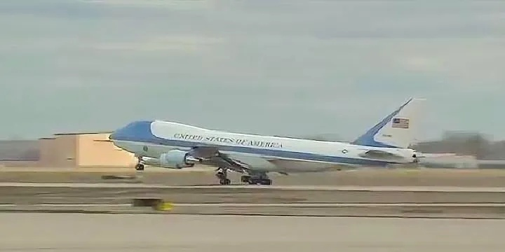 客机惊险避让“空军一号”，空管怒斥：iPad游戏别再误航！