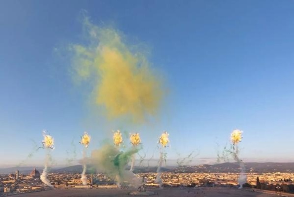 喜马拉雅山烟花秀引热议，蔡国强生态破坏争议新视角